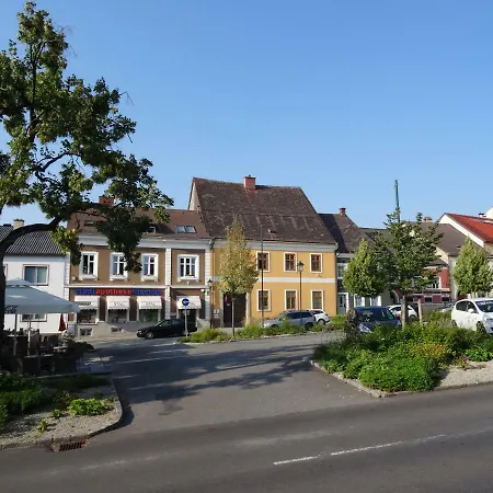 Gaestehaus Familie Loeffler - Am Stadtplatz In *
